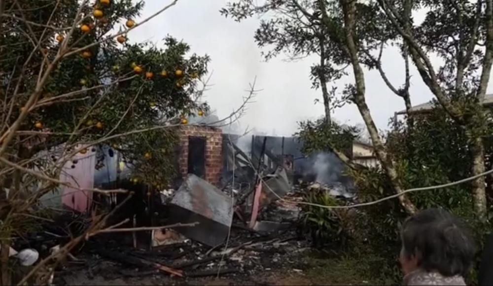 Carlos Barbosa: Idosa morre em incêndio