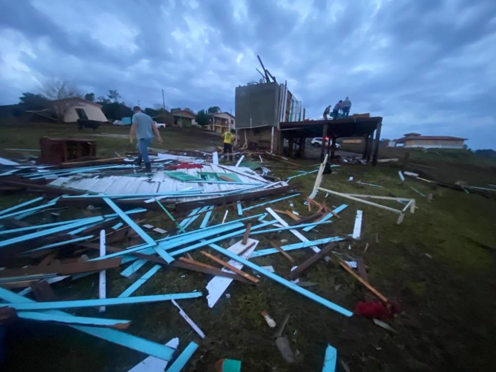 Tempestade provoca estragos em mais de 500 prédios e casas em cidade do norte do estado