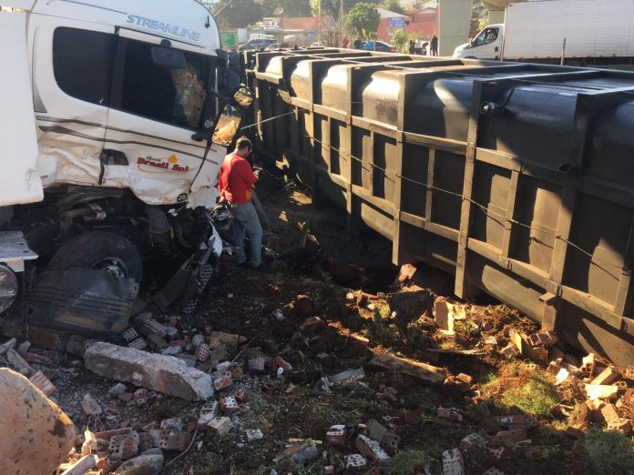 Caminhão desgovernado atropela automóvel, motocicleta e parada de ônibus na BR 386