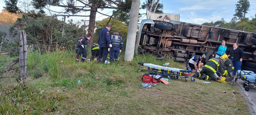 Três pessoas ficam feridas em tombamento de caminhão em Bento Gonçalves