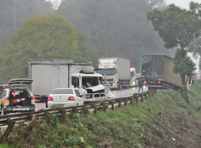 Duas pessoas ficam feridas em acidente com dois caminhões na RSC 453