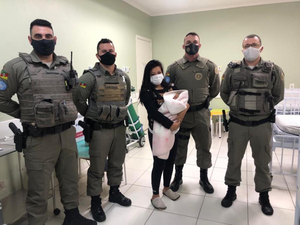 Brigadianos salvam a vida de bebê de 10 dias engasgada no bairro Eucaliptos