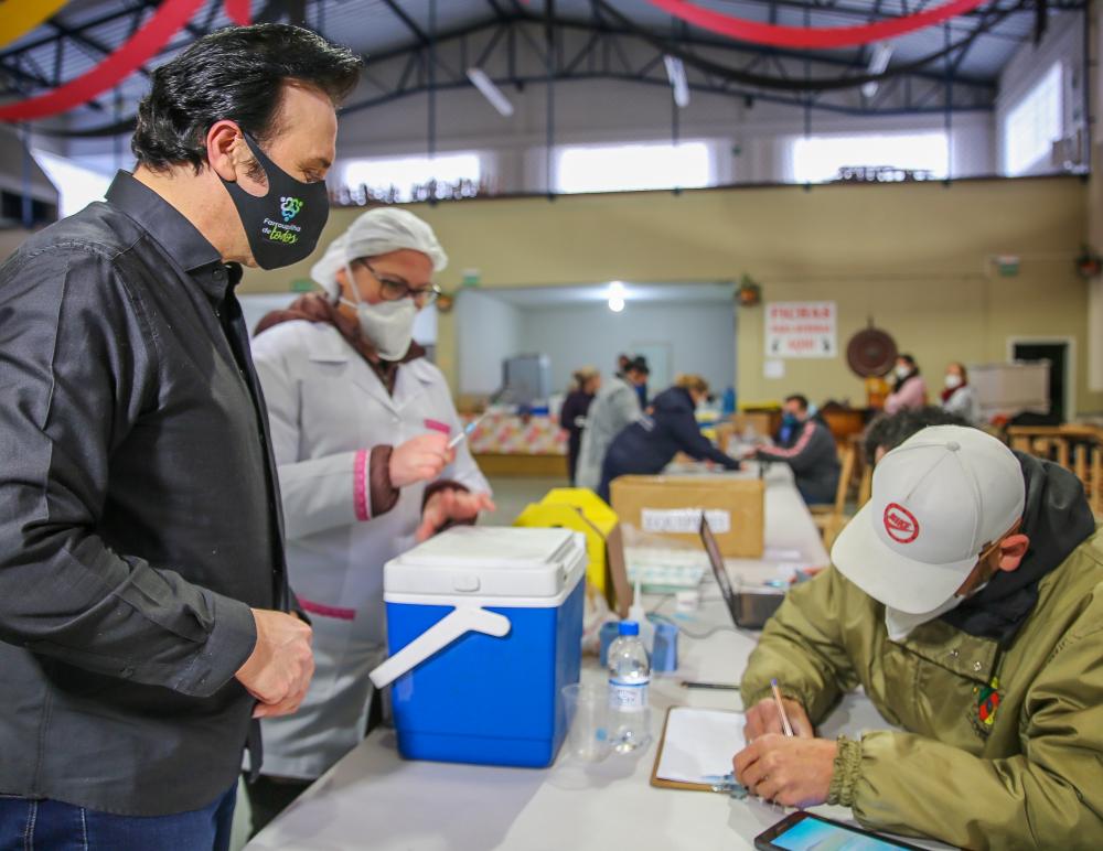 Farroupilha vacina nascidos entre julho e dezembro de 1983 contra a Covid-19 neste domingo, 18