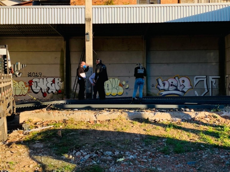 Homem morre após ser atingido por portão na queda de uma estrutura