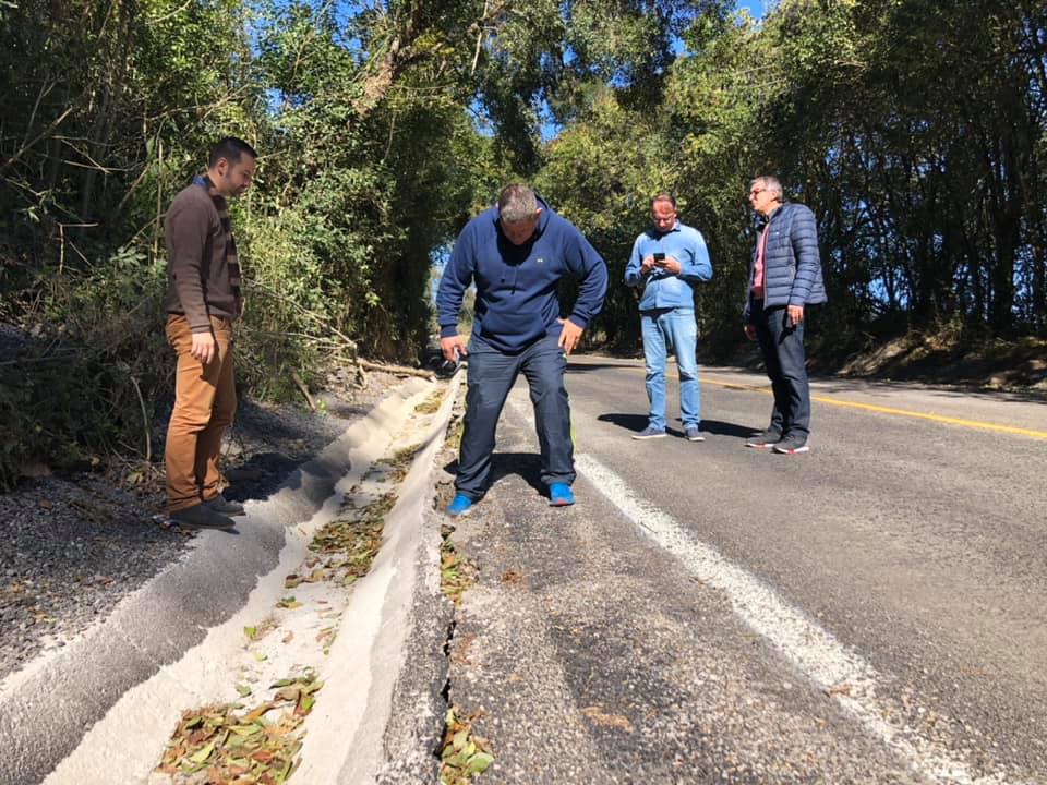Vereadores de Bento fiscalizam pavimentação de estradas e querem responsabilização de empresa pelo serviço malfeito