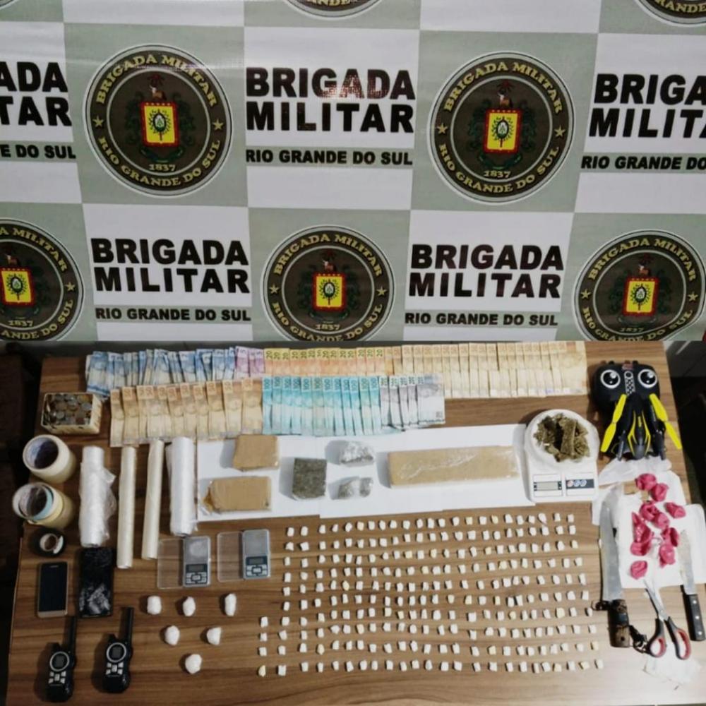 Em Veranópolis, além da droga e de equipamentos, também foi encontrada uma grande quantidade de dinheiro (Fotos: Divulgação BM)