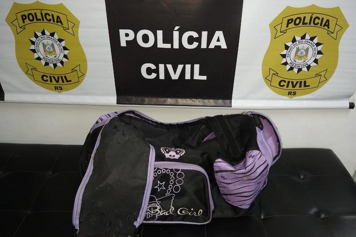 Mala utilizada pela mulher de 26 anos para colocar o filho de 7 anos