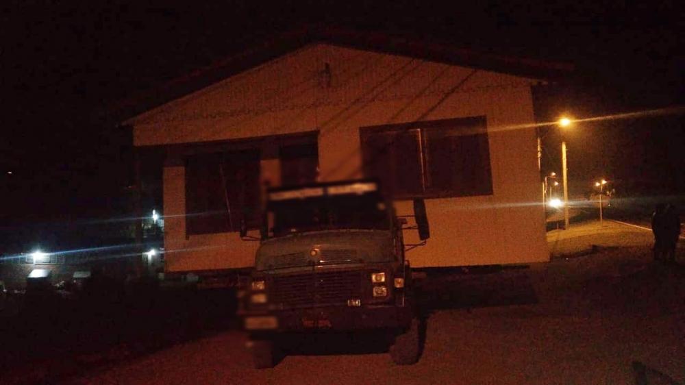 PRF atende acidente provocado por caminhão transportando uma casa na BR 470