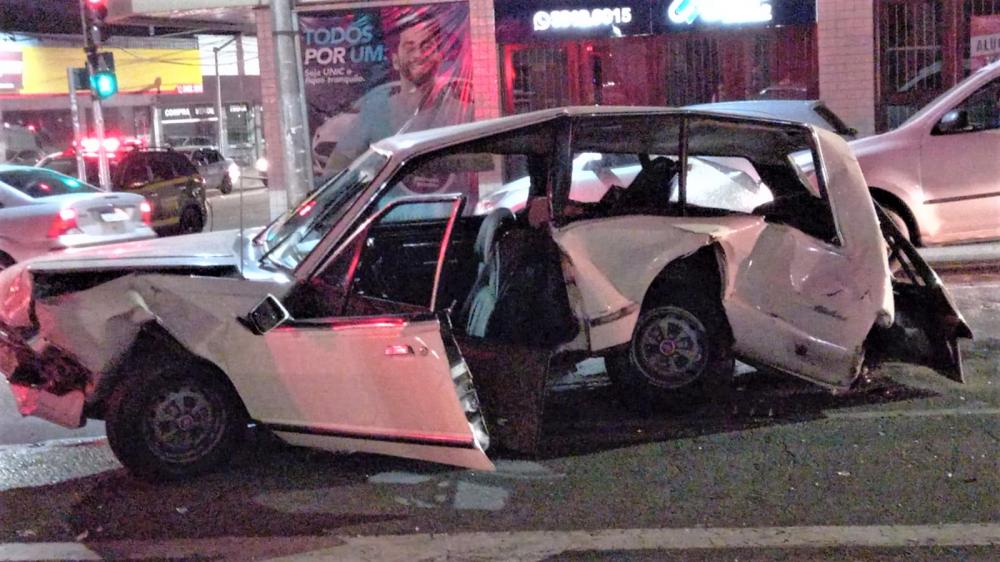 Motorista bate em dois veículos e foge do local de acidente em Bento Gonçalves