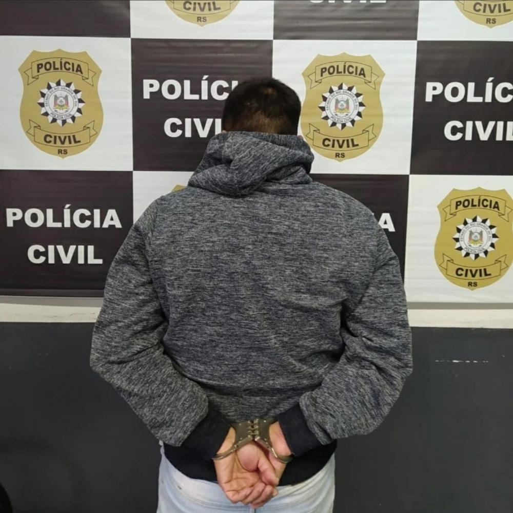 Indivíduo de 32 anos é acusado de ser o motorista dos criminosos que executaram um homem de 40 anos no bairro Vila Nova. - Foto: Polícia Civil