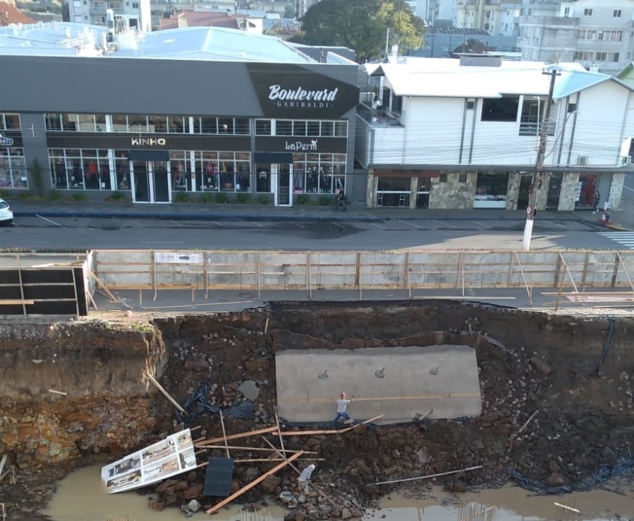 Avenida Independência tem novo deslizamento e trecho da via é bloqueado em Garibaldi