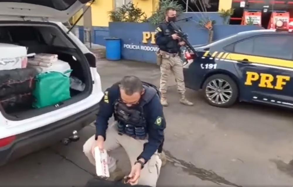Agentes da PRF apreendem mais de 420 quilos de cocaína em abordagem de veículo