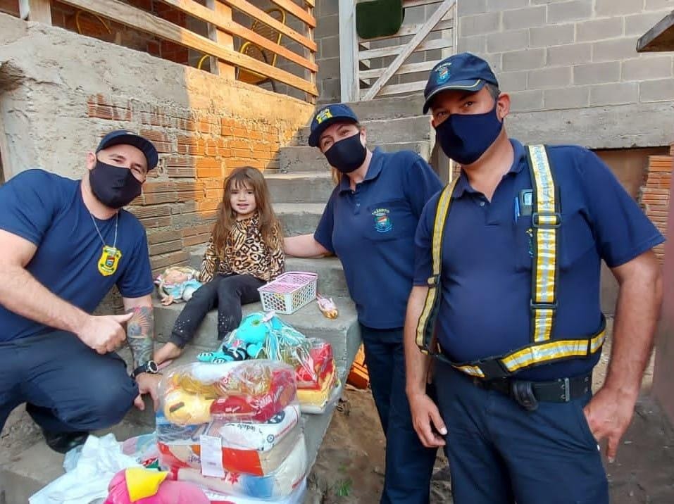 Agentes de trânsito doam alimentos e presentes à menina jogada no pátio pela mãe