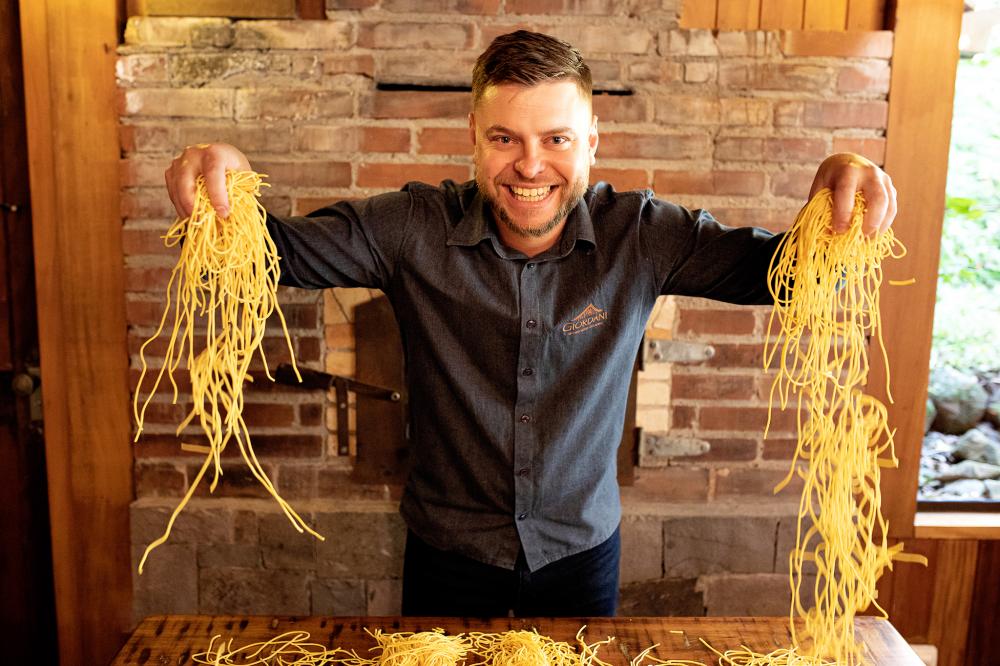 Restaurante de Bento Gonçalves lança sua linha de molhos e massas para comer em casa