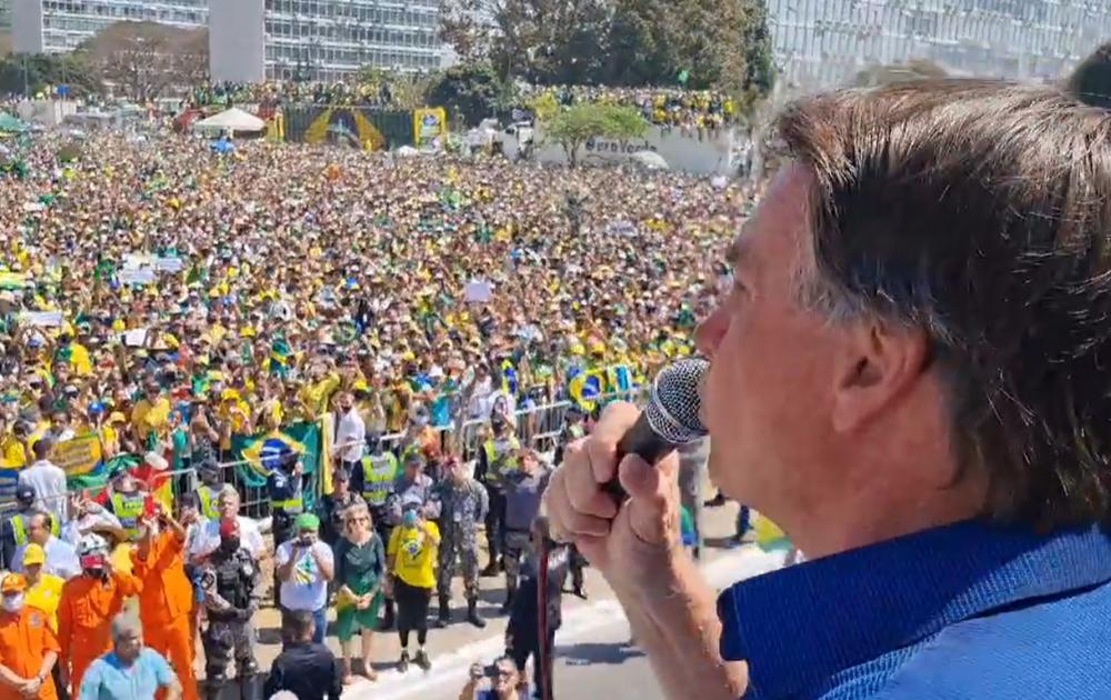 Presidente Bolsonaro sobe o tom contra ministros do STF