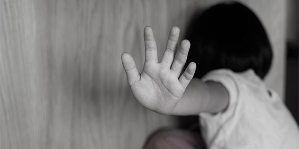 Homem é preso por abusar de criança de cinco anos