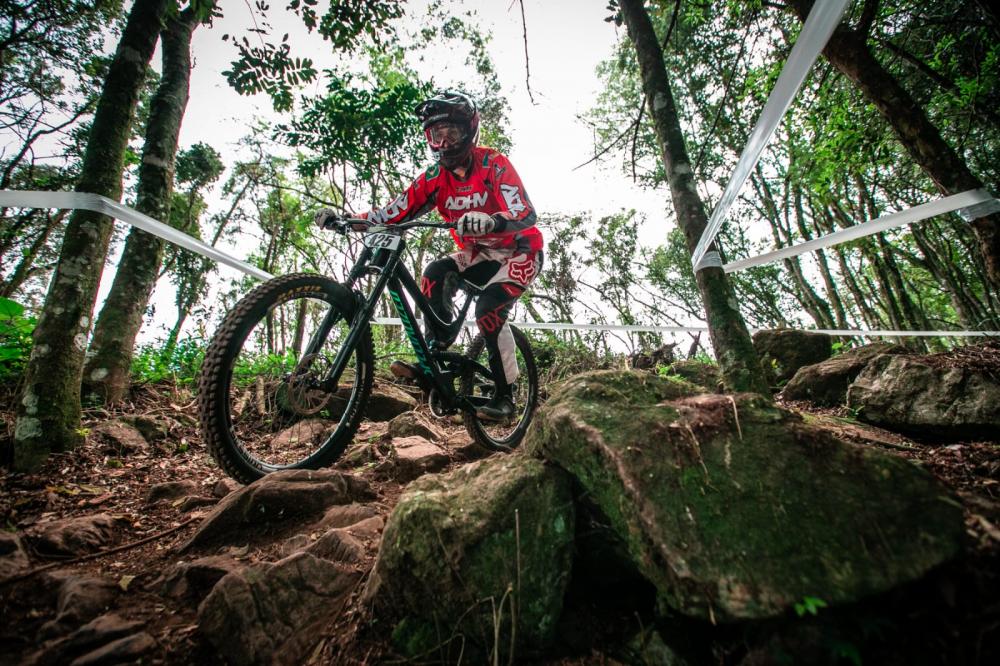 Atletas da ADHV sobem ao pódio em etapa do Gaúcho de Downhill, em Carlos Barbosa