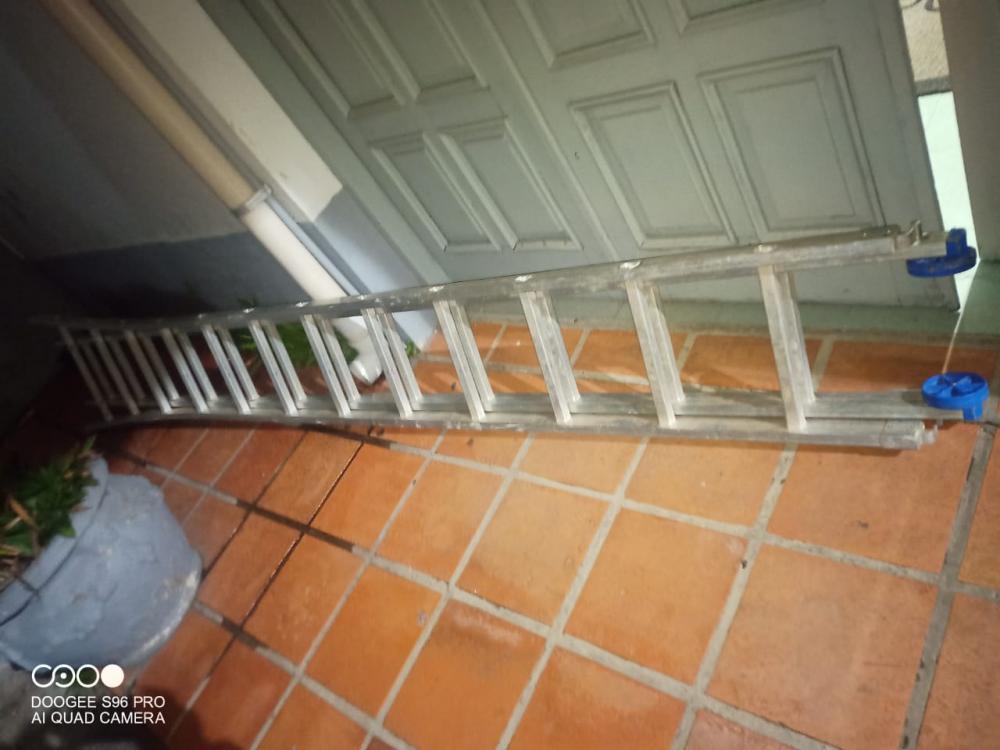 BM flagra indivíduos usando escada para jogar drogas para detentos no Presídio de Bento Gonçalves