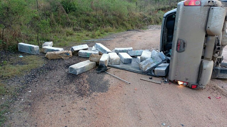 Ao atender acidente de trânsito, agentes da PRF apreendem quase 800 quilos de maconha
