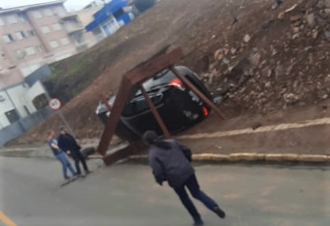 Automóvel atinge parada de ônibus em Bento Gonçalves