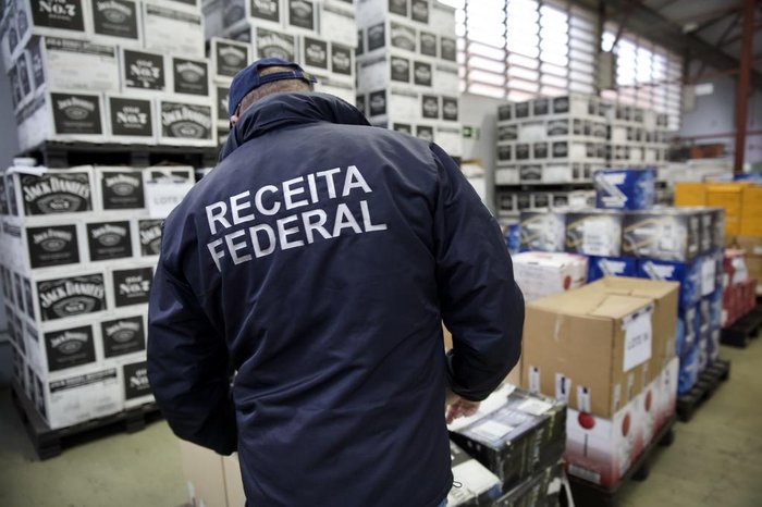 Receita leiloa 35,5 mil garrafas de bebidas apreendidas no RS