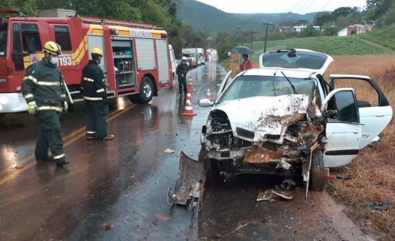 Veículo de Bento Gonçalves capota na SC-135, em Santa Catarina
