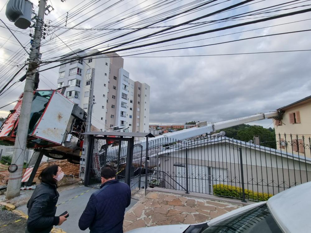 Caminhão-guindaste tomba e atinge duas casas em Bento Gonçalves