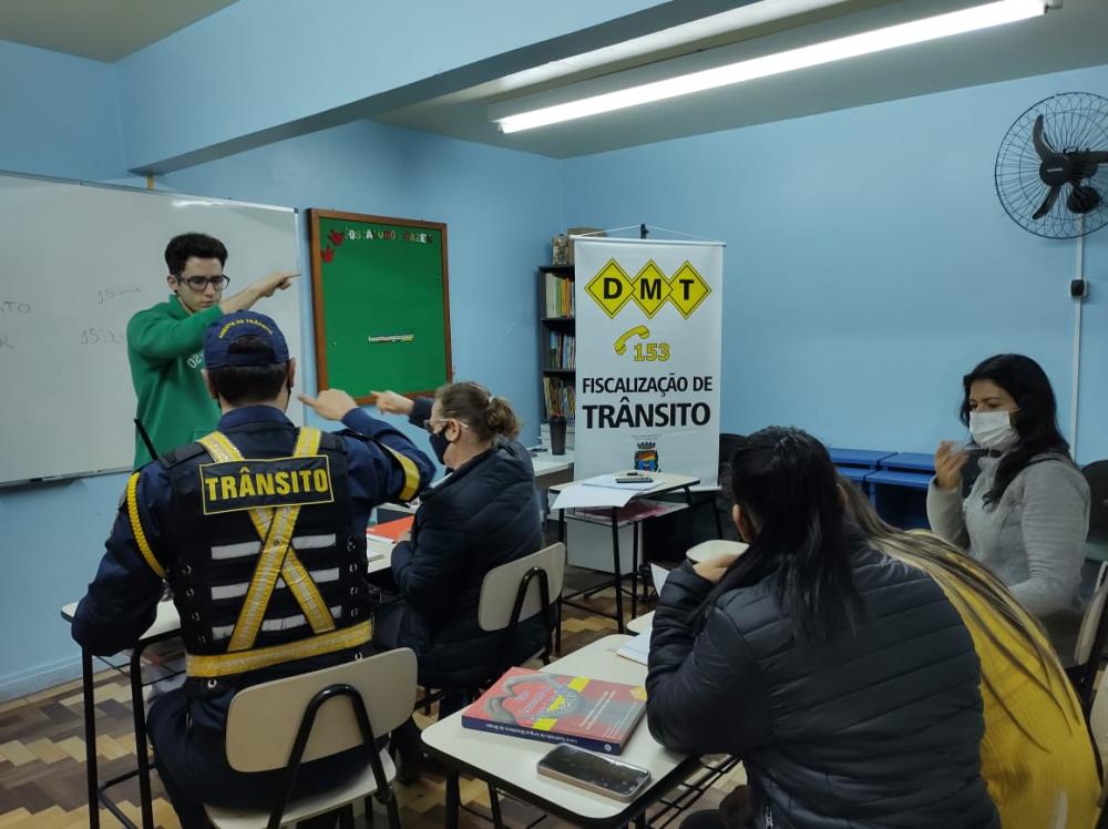 Agente do DMT faz curso de Libras para melhorar comunicação com deficientes auditivos em Bento Gonçalves