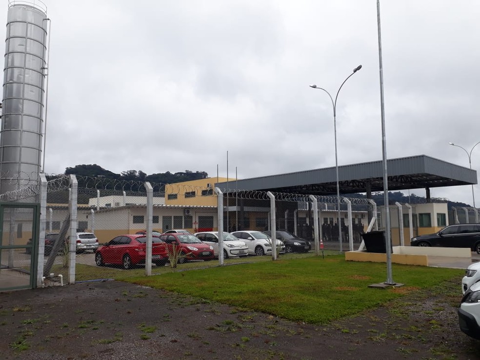 Agentes penitencários encontram drogas e celulares em celas do presídio de Bento