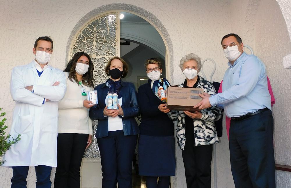 Voluntárias da Liga fazem a entrega simbólica de suplementos à direção do hospital