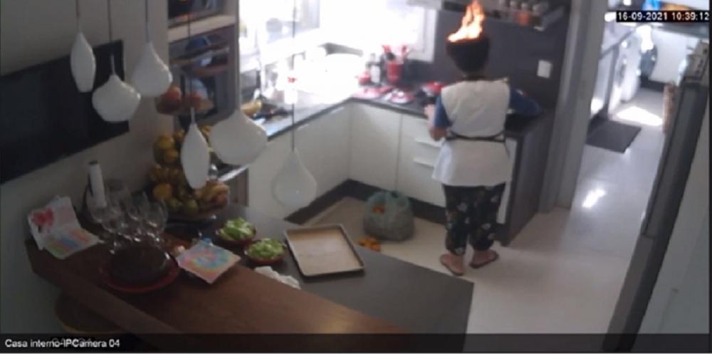 Sem perceber o fogo nos cabelos, cozinheira de Bento segue fazendo seu trabalho