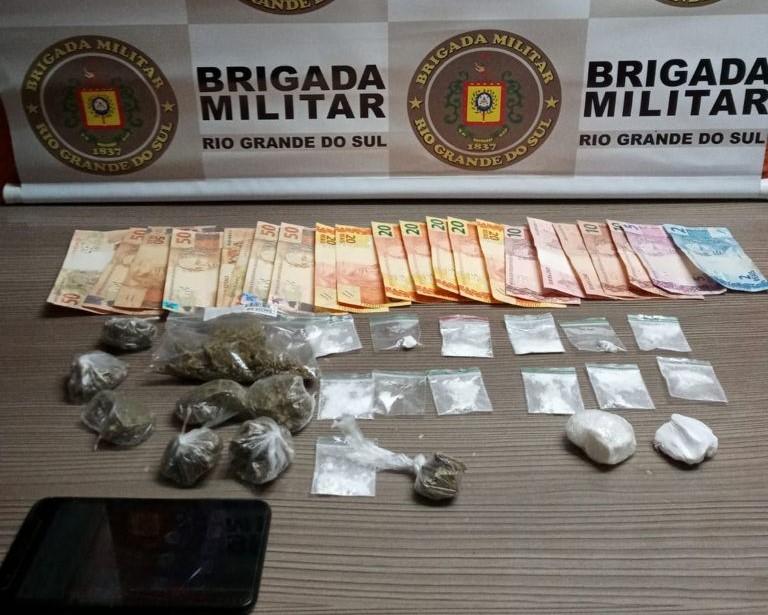 Homem de 25 anos foi flagrado com cocaína ecrack já fracionados no baú de uma motocicleta no bairro São José