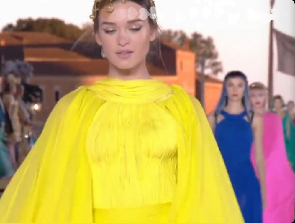 Sem medo de colocar cores cítricas no look