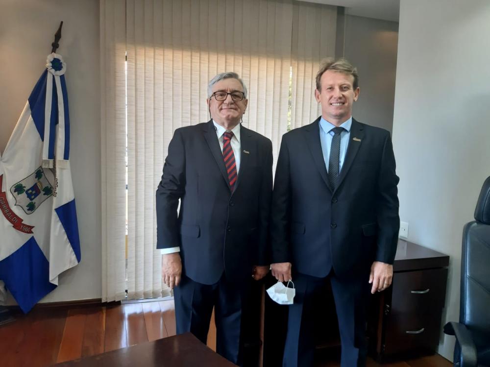 Sergio Chesini (E) e prefeito Alex Carniel correm o risco de serem cassados pelo TRE