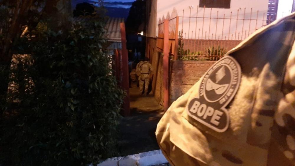 Homem morre em confronto com a BM após fazer mulher refém em Farroupilha