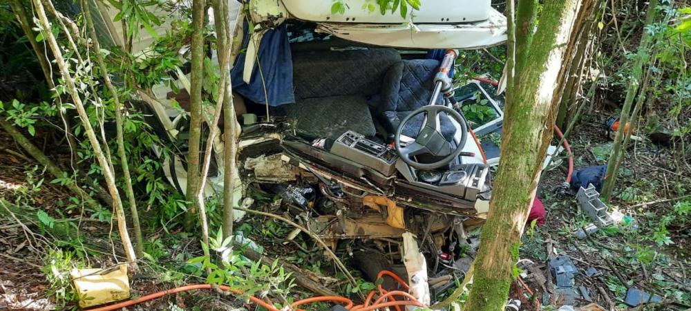 Acidente com carreta e dois caminhões na ERS-446 deixa um ferido grave