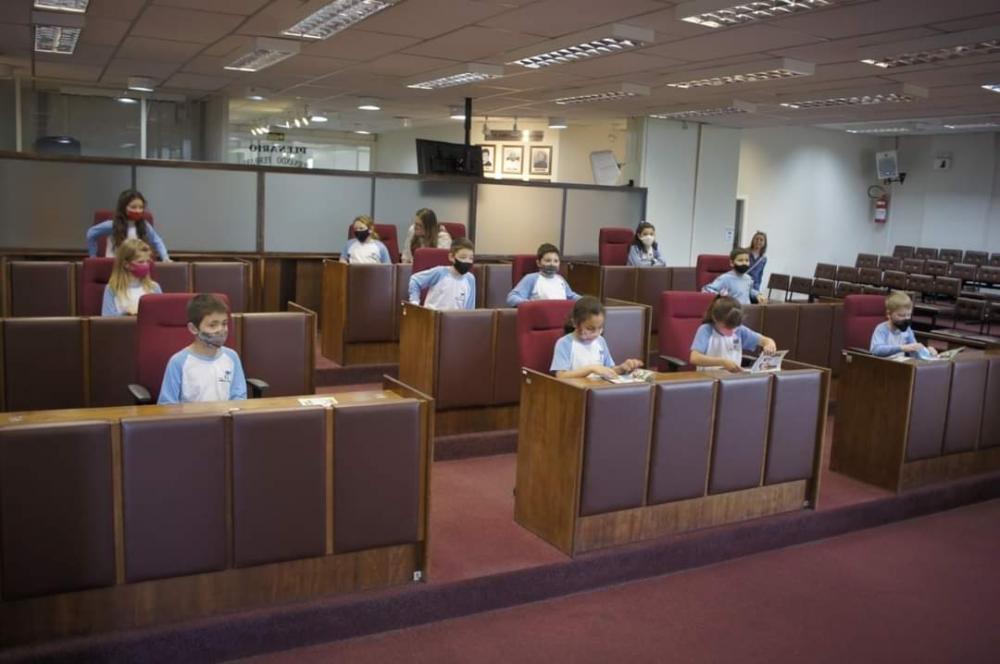 Alunos da EMEF Aurélio Frare visitam a Câmara de Bento