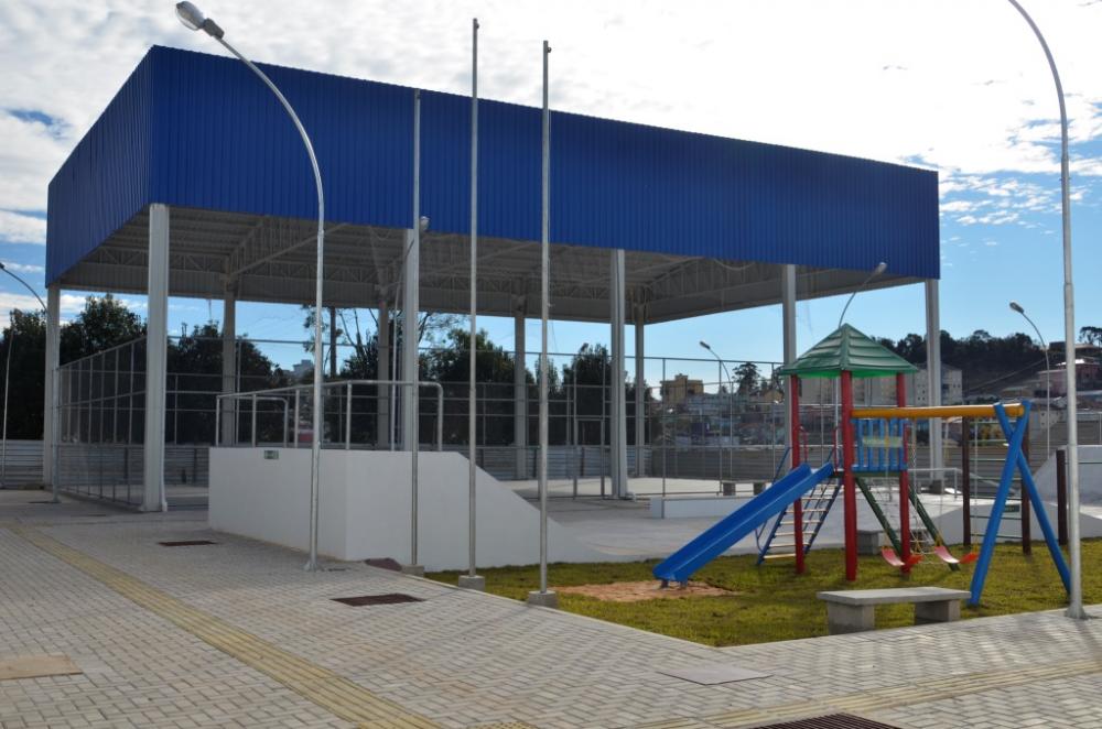 Indivíduo de 29 anos estava usando drogas na praça, quando foi surpreendido por criminosos