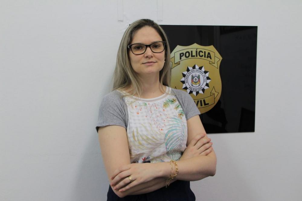 Delegada Deise participa de conversa com alunos da Escola Alfredo Aveline