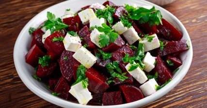 Salada de beterraba quente com agrião