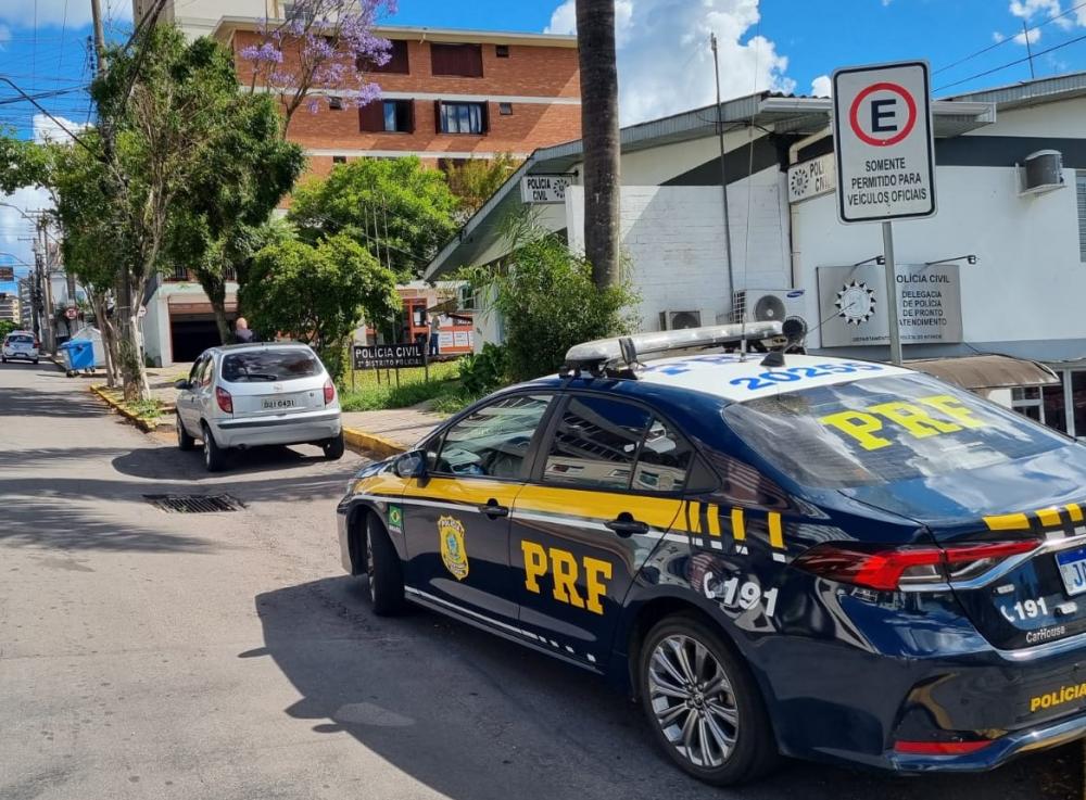 Casal se disfarçava de funcionários de banco para pegar cartões bancários de aposentados