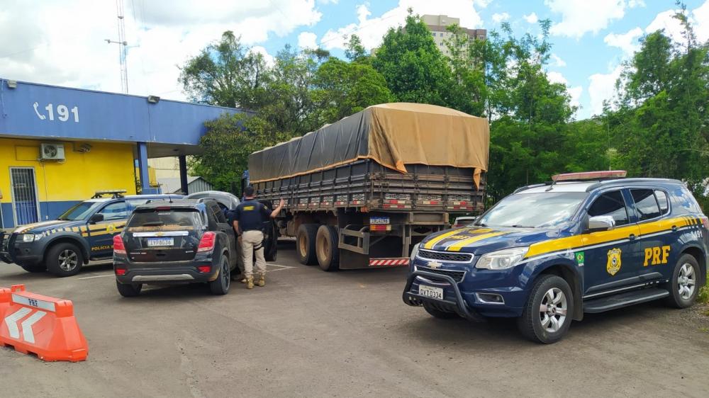 Criminosos poderiam lucrar até R$ 800 mil com os cigarros contrabandeados - Foto: PRF