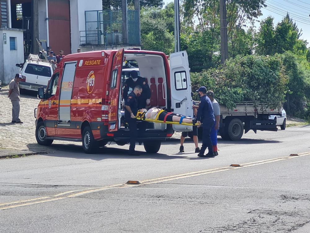 Acidente deixa motociclista ferida no bairro Licorsul