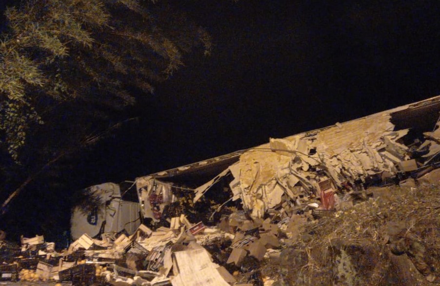 Caminhão carregado de frutas ficou desgovernado e atingiu de frente o caminhão da transportadora