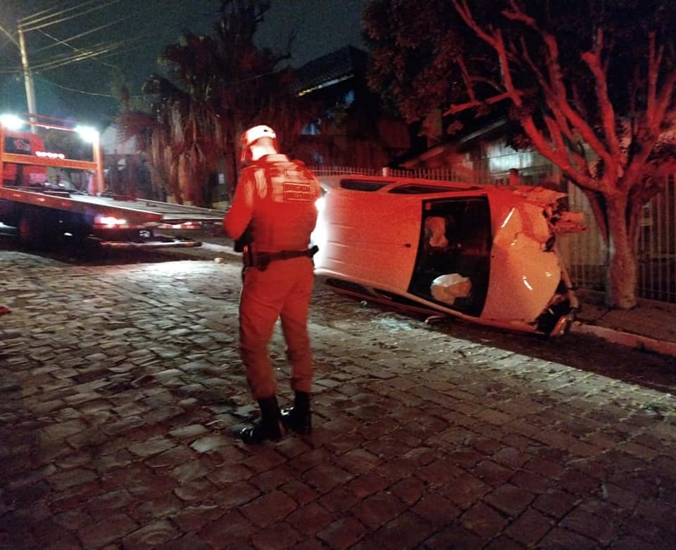 Jovem de 22 anos bateu o veículo após fugir de abordagem policial