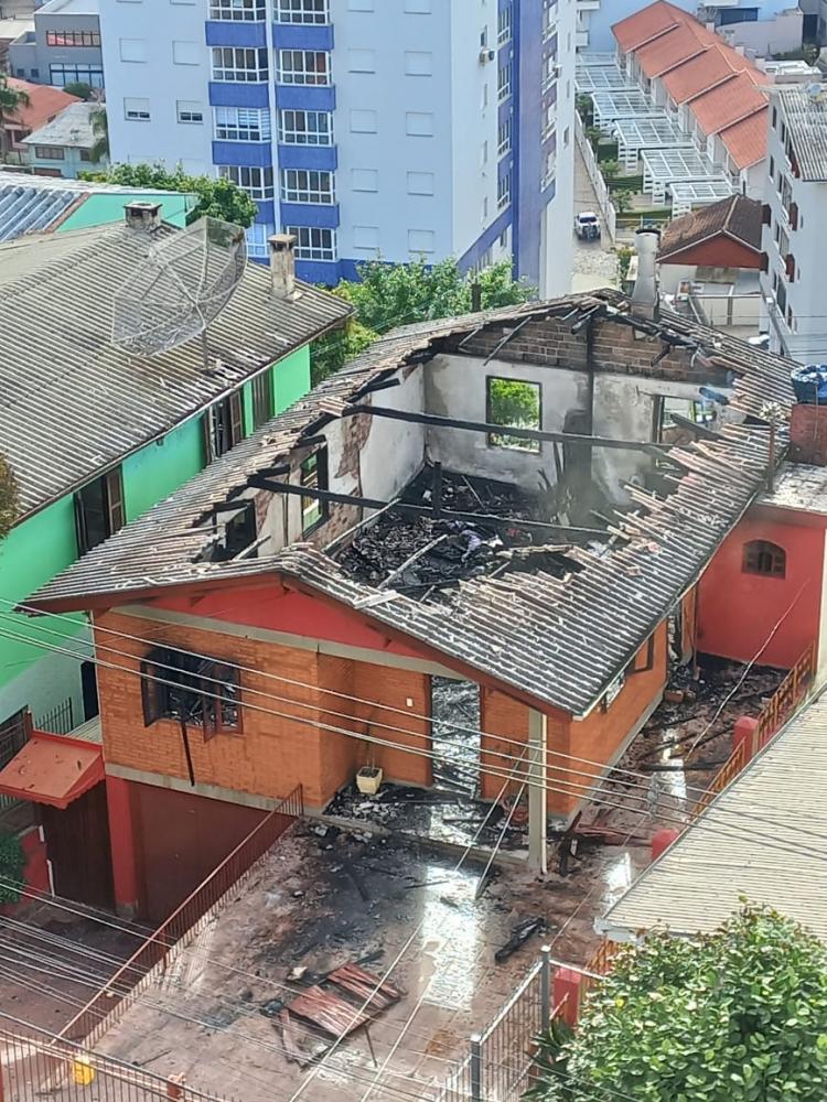 Proprietária do imóvel foi socorrida por populares e levada ao hospital - Foto: Silvia Perusso/Jornal Design Serra