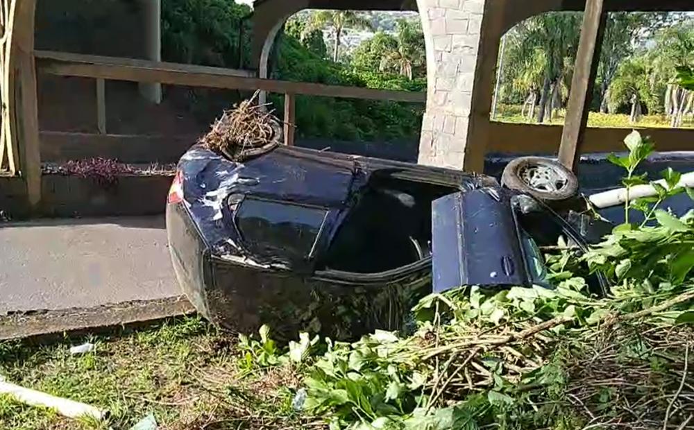 Automóvel cai de viaduto e ocupantes do veículo fogem do local do acidente