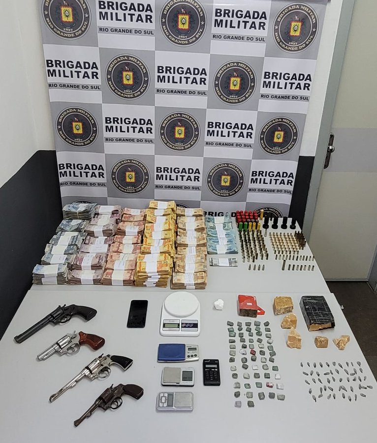 PMssitiaram os bairros Monte Carmelo e Montes Claros atrás dos criminosos