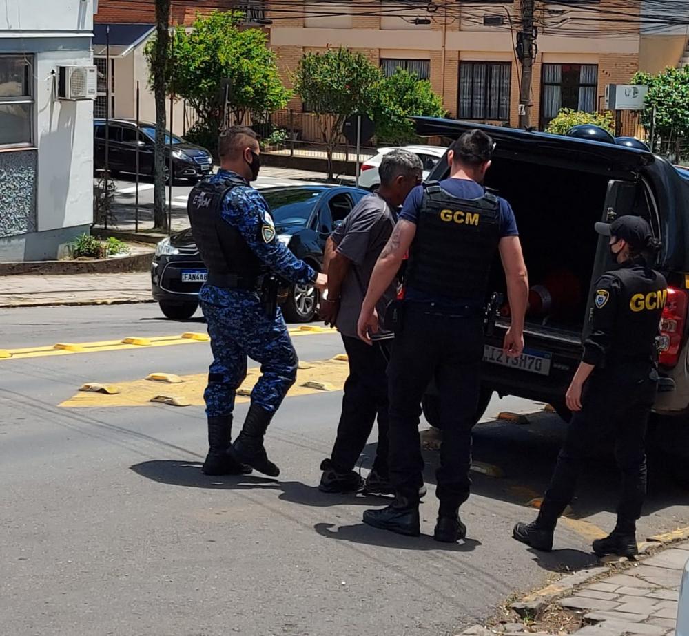Homem é preso após estacionar carro em calçada e ameaçar GCM em Bento Gonçalves