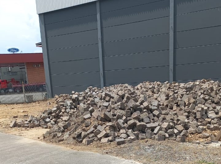 Paralelepípedos da prefeitura foram deixados em frente à empresa privada - Foto: NB Notícias